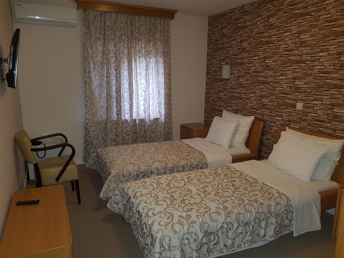 Отели типа «постель и завтрак» Hotel Dvor Биело-Поле