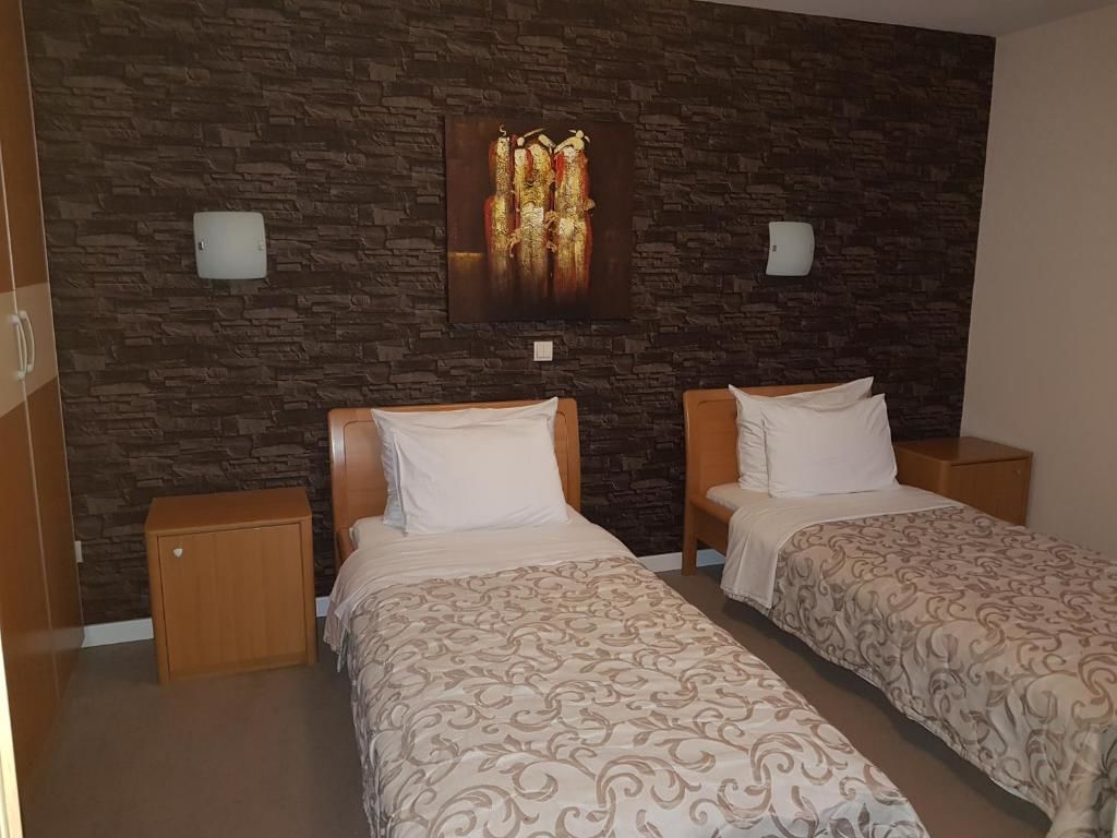 Отели типа «постель и завтрак» Hotel Dvor Биело-Поле