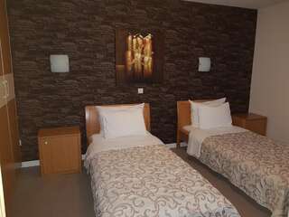 Отели типа «постель и завтрак» Hotel Dvor Биело-Поле Двухместный номер с 1 кроватью и собственной ванной комнатой-2